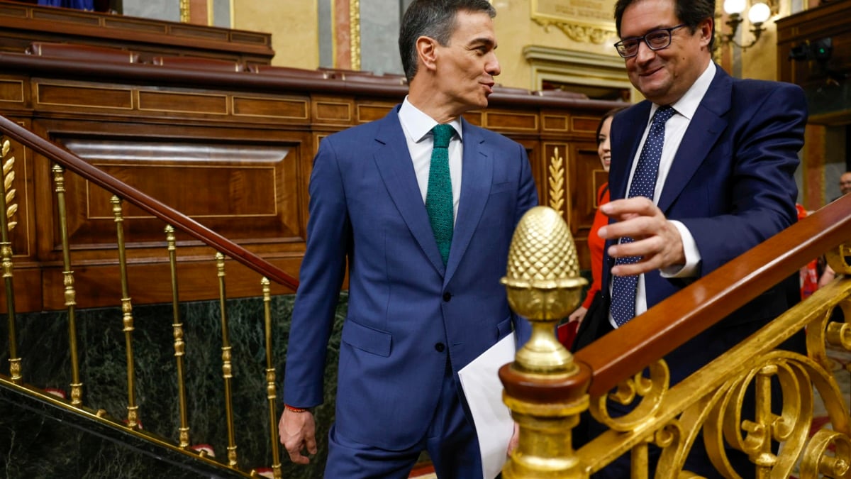 El presidente del Gobierno, Pedro Sánchez (i) y el ministro para la Transformación Digital y de la Función Pública, Óscar López.