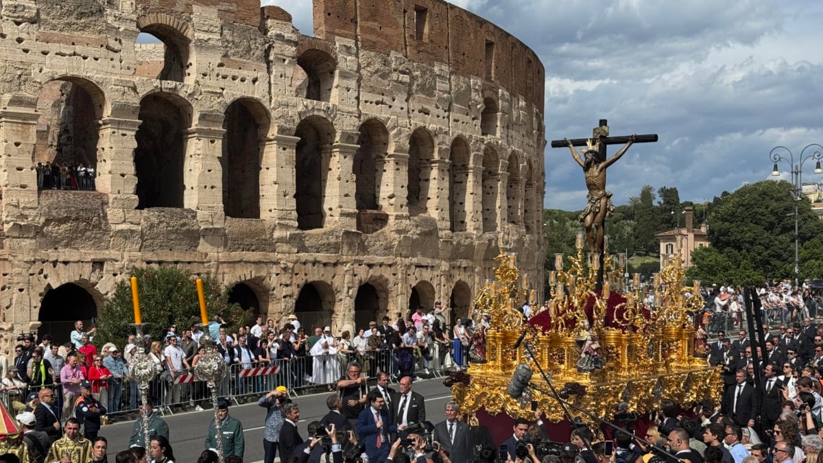 El fervor cofrade andaluz conquista Roma: el Cachorro de Sevilla y la Esperanza de Málaga, de procesión por el Coliseo 