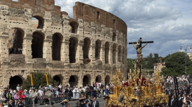 El fervor cofrade andaluz conquista Roma: el Cachorro de Sevilla y la Esperanza de Málaga, de procesión por el Coliseo 