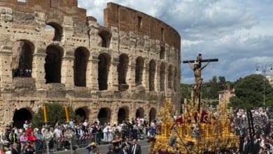 El fervor cofrade andaluz conquista Roma: el Cachorro de Sevilla y la Esperanza de Málaga, de procesión por el Coliseo 