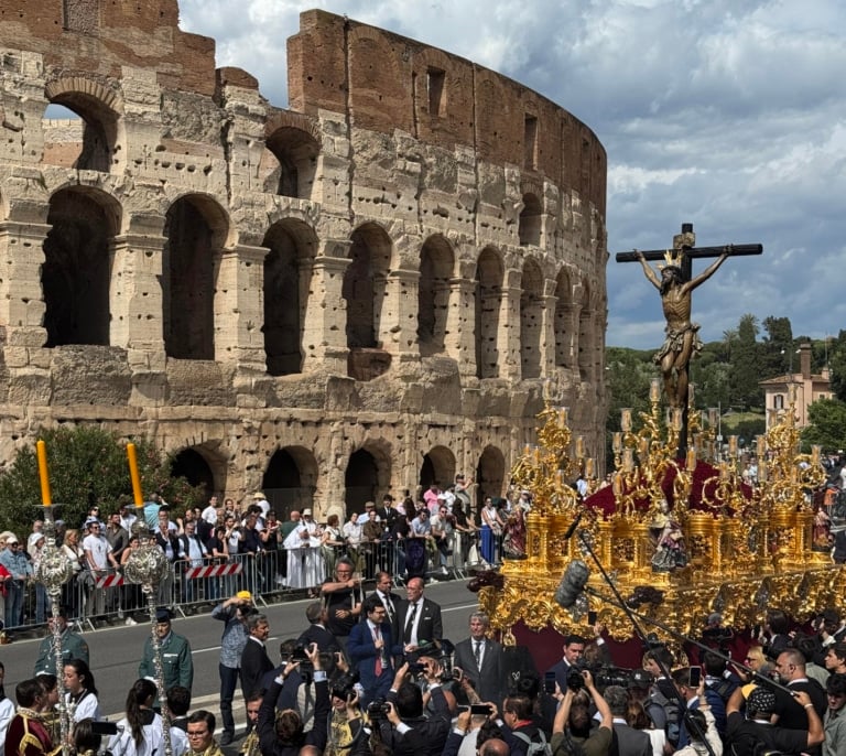El fervor cofrade andaluz conquista Roma: el Cachorro de Sevilla y la Esperanza de Málaga, de procesión por el Coliseo 