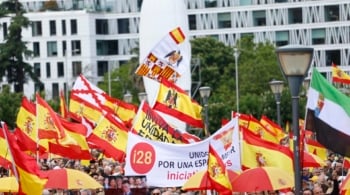 La manifestación de organizaciones afines a Vox contra Sánchez reúne a decenas de miles de personas en Colón