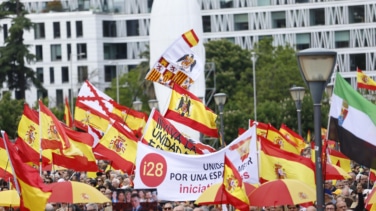 La manifestación de organizaciones afines a Vox contra Sánchez reúne a decenas de miles de personas en Colón