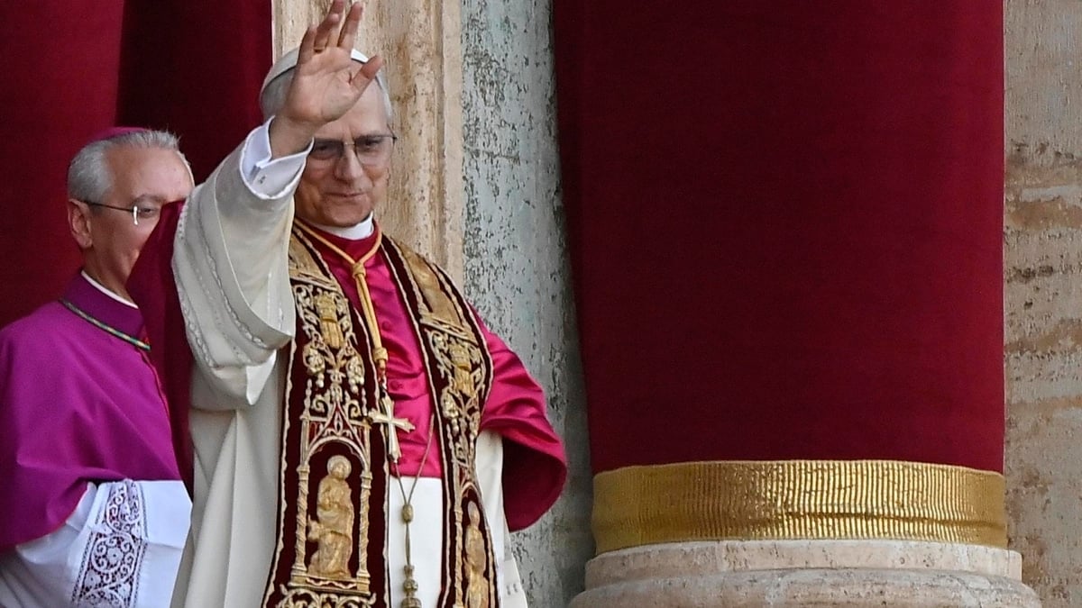 La bendición completa de León XIV: "Queremos ser una Iglesia que camina y busca siempre la paz"