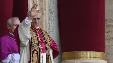 La bendición completa de León XIV: "Queremos ser una Iglesia que camina y busca siempre la paz"