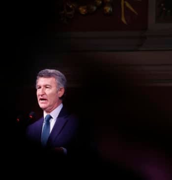 Ayuso espera la propuesta política de Feijóo para el congreso mientras Aznar [...]