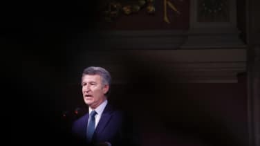 Ayuso espera la propuesta política de Feijóo para el congreso mientras Aznar y Aguirre ya empujan hacia la derecha