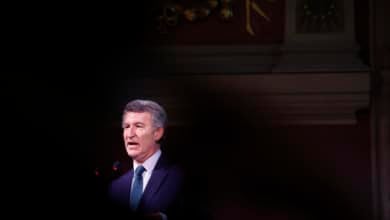 Ayuso espera la propuesta política de Feijóo para el congreso mientras Aznar y Aguirre ya empujan hacia la derecha