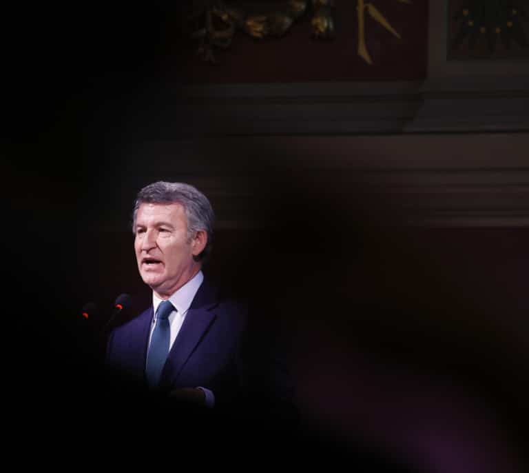 Ayuso espera la propuesta política de Feijóo para el congreso mientras Aznar y Aguirre ya empujan hacia la derecha