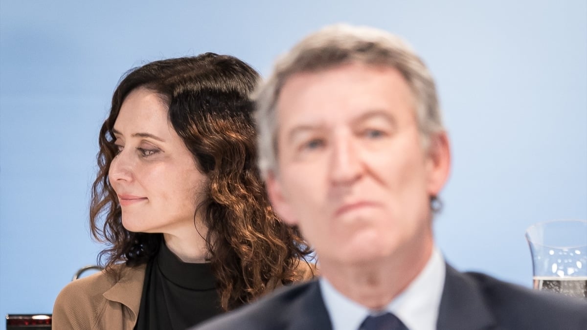 El presidente del PP, Alberto Núñez Feijóo, y la presidenta madrileña y del PP de Madrid, Isabel Díaz Ayuso, en la Junta Directiva Nacional de este lunes