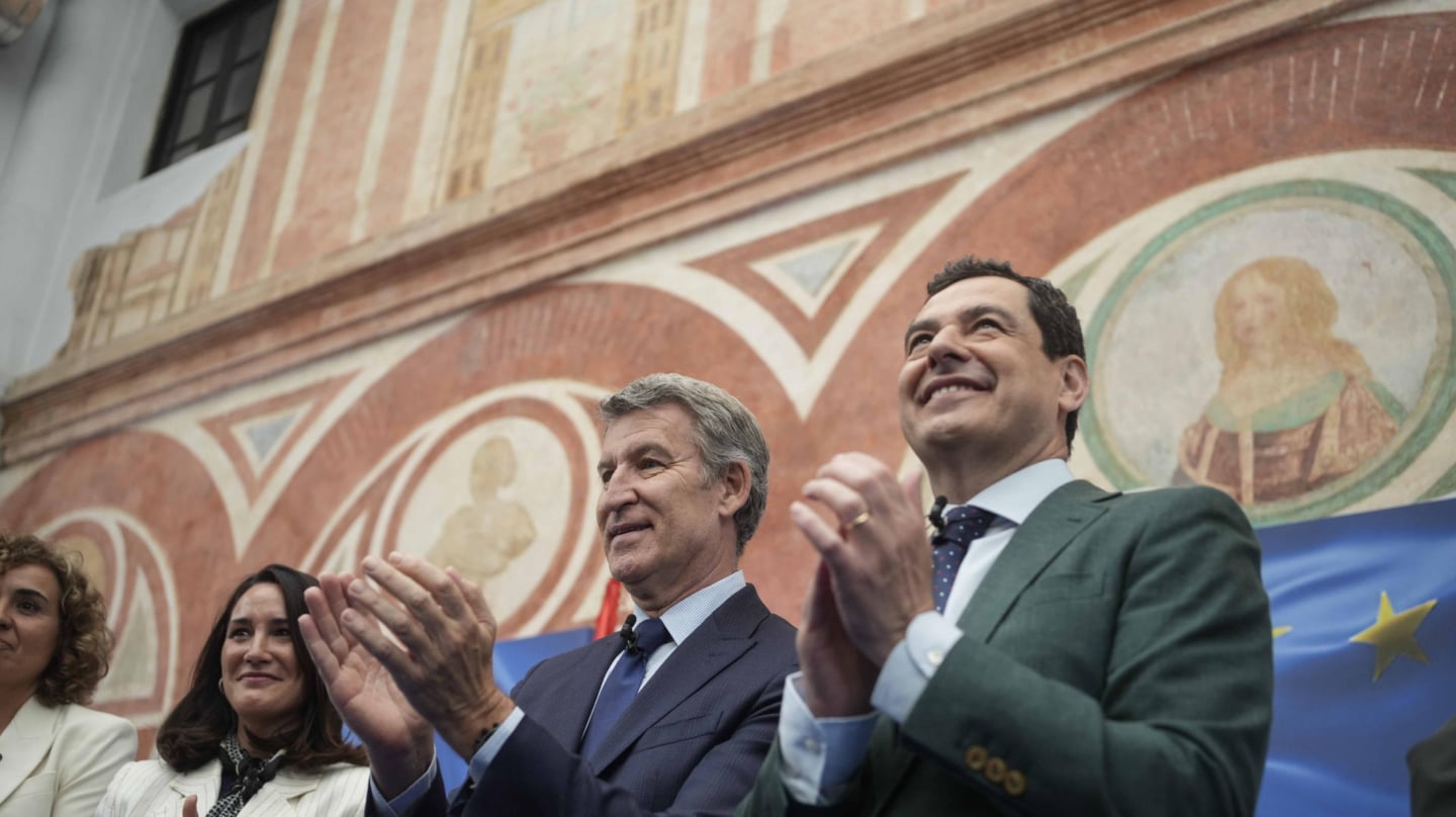 El presidente del PP, Alberto Núñez Feijóo, y el barón andaluz y presidente de la Junta de Andalucía, Juanma Moreno, en Córdoba