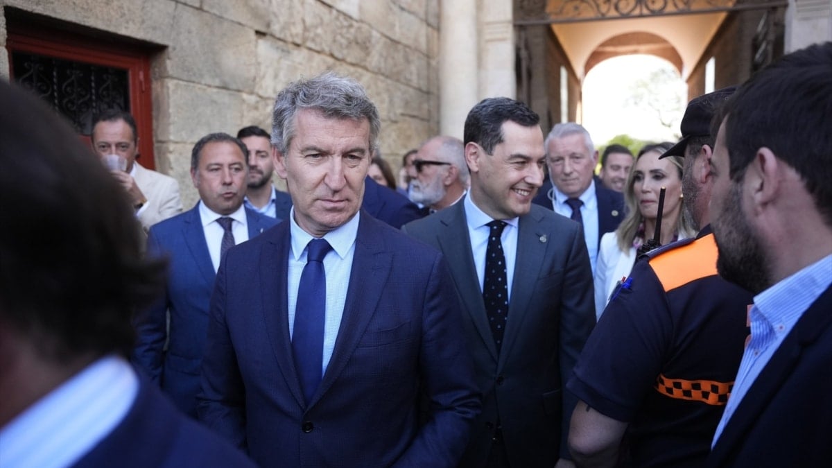El presidente del PP, Alberto Núñez Feijóo (i), y el presidente del PP-A y de la Junta de Andalucía, Juanma Moreno (d), en la Maestranza de Sevilla