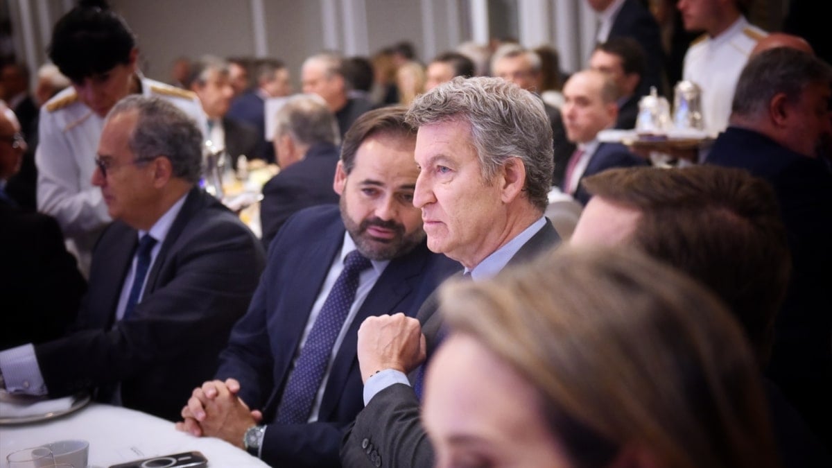 El presidente del PP, Alberto Núñez Feijóo, presenta al presidente del PP de Castilla-la Mancha, Paco Núñez en el desayuno de Nueva Economía Fórum, este martes en el Hotel Ritz