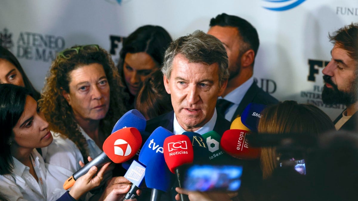 El presidente del PP, Alberto Núñez Feijóo, se posiciona sobre Israel en unas declaraciones a los medios desde el Ateneo de Madrid