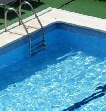 Hallan fallecida en una piscina a una mujer