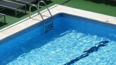 Hallan fallecida en una piscina a una mujer