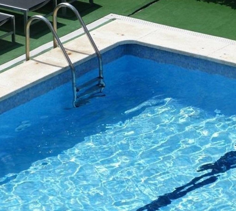 Hallan fallecida en una piscina a una mujer