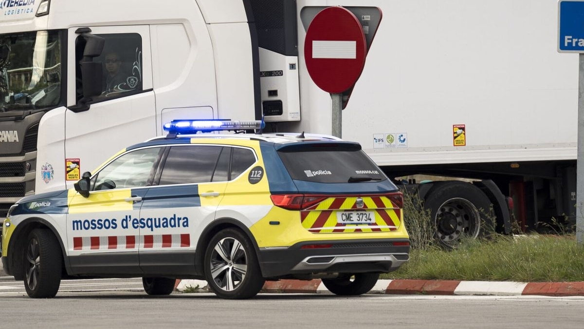 Un motorista de 50 años muere tras chocar con un coche en Girona