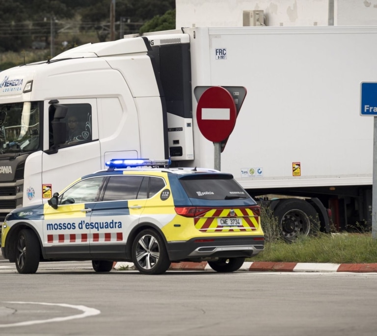 Un motorista de 50 años muere tras chocar con un coche en Girona