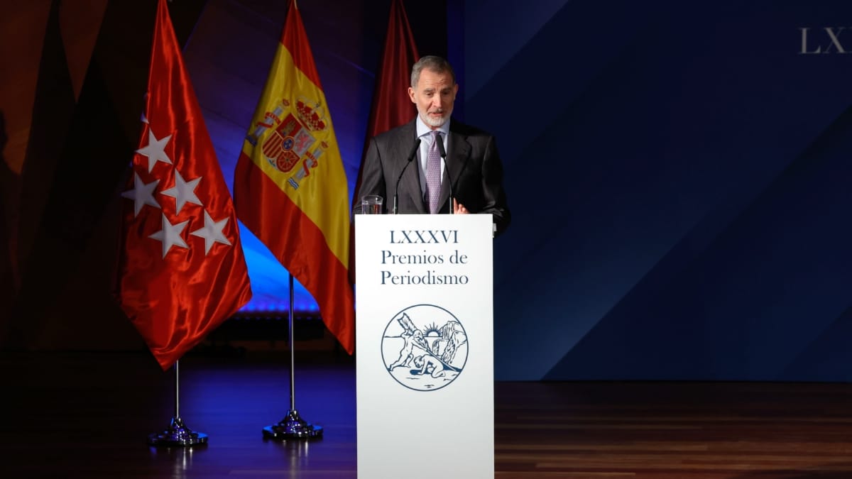 El rey Felipe VI, durante su intervención en la ceremonia de entrega de la 86ª edición de los Premios de la Asociación de la Prensa de Madrid (APM), y la celebración de su 130º aniversario, este martes en Madrid.