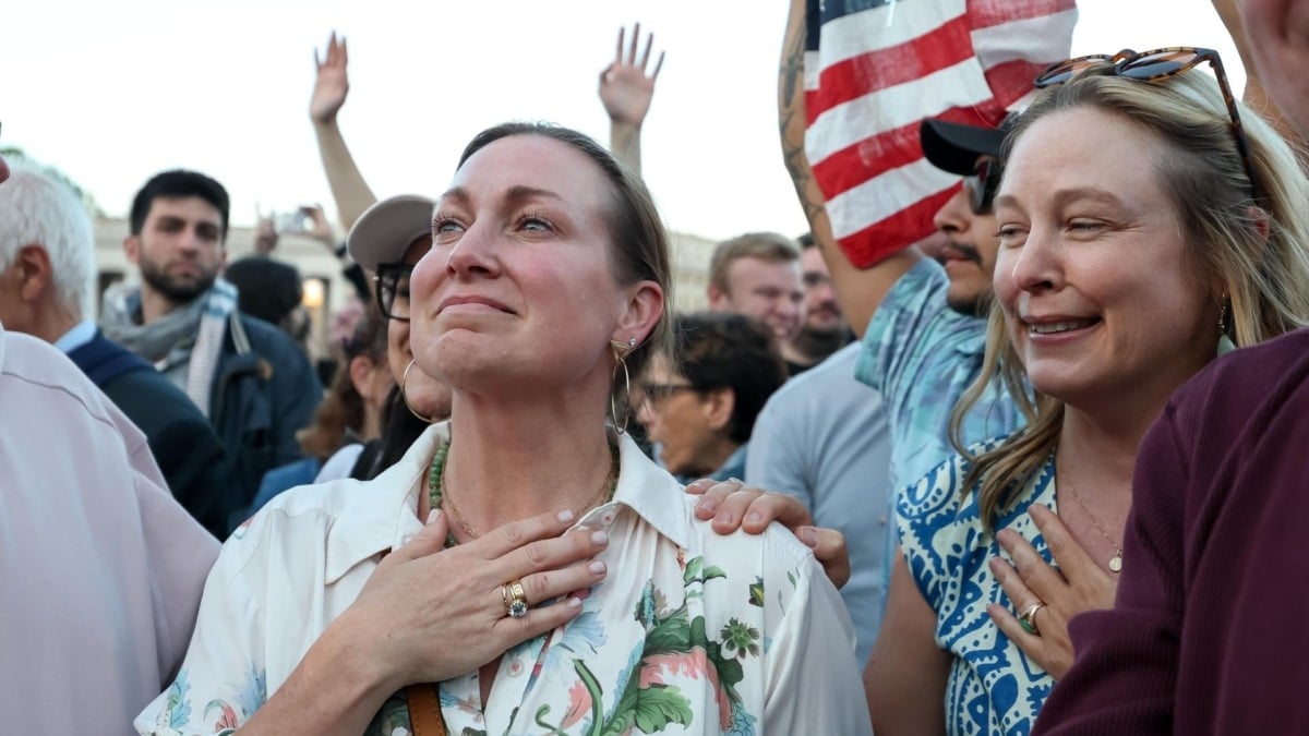Una fiel, emocionada en la plaza de San Pedro mientras observa al nuevo Papa Leo XIV hablar desde el balcón de la basílica, en la Ciudad del Vaticano.