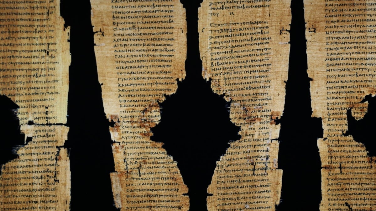 Montaje de la exposición 'El papiro de Ezequiel. La historia del códice P967'