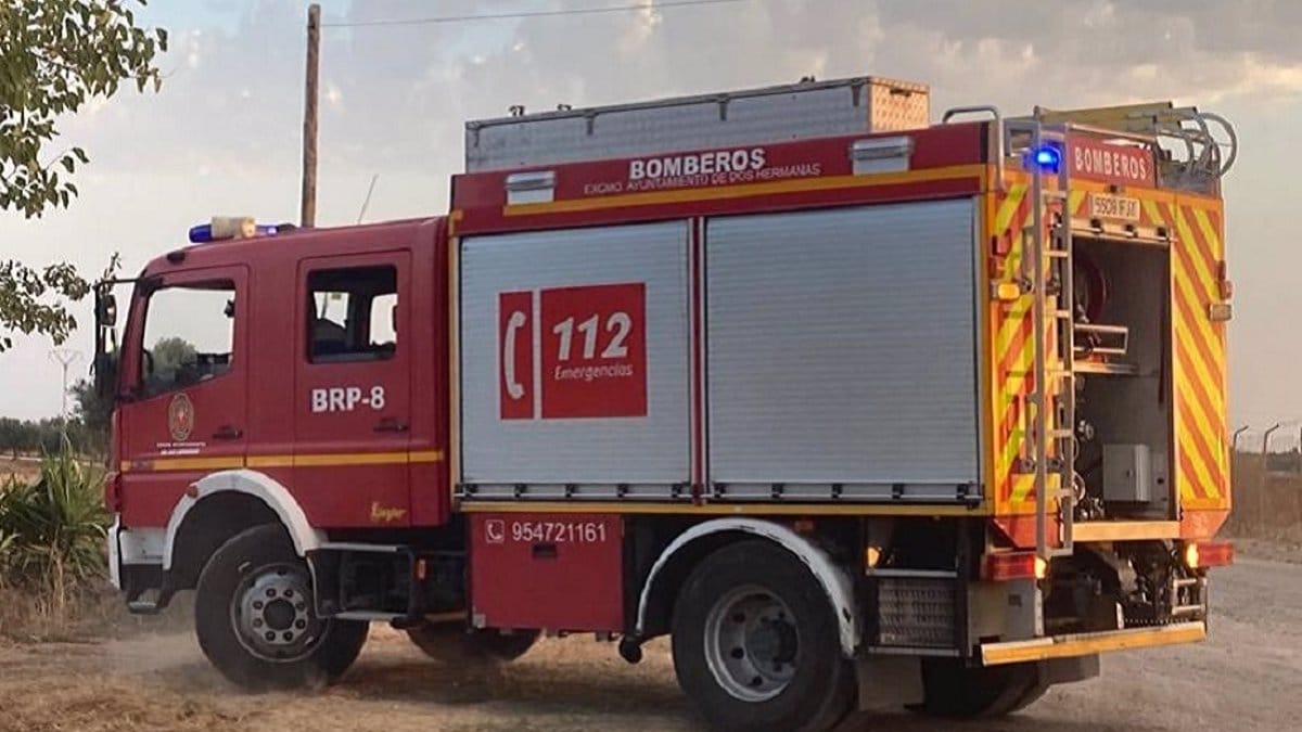 Bomberos sofocan incendio de pasto en calle Tiberio de Dos Hermanas