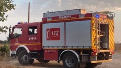Bomberos sofocan incendio de pasto en calle Tiberio de Dos Hermanas