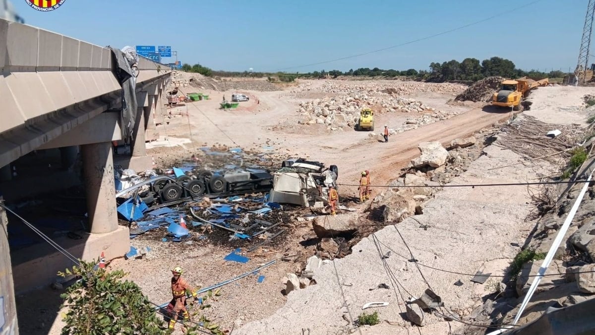 Camionero sufre politraumatismos al caer al barranco del Poyo en A-3
