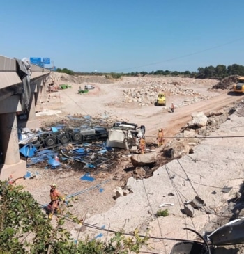 Camionero sufre politraumatismos al caer al barranco del Poyo en A-3