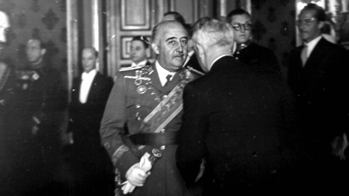 Franco durante una recepción en el Palacio de Oriente en octubre de 1945.