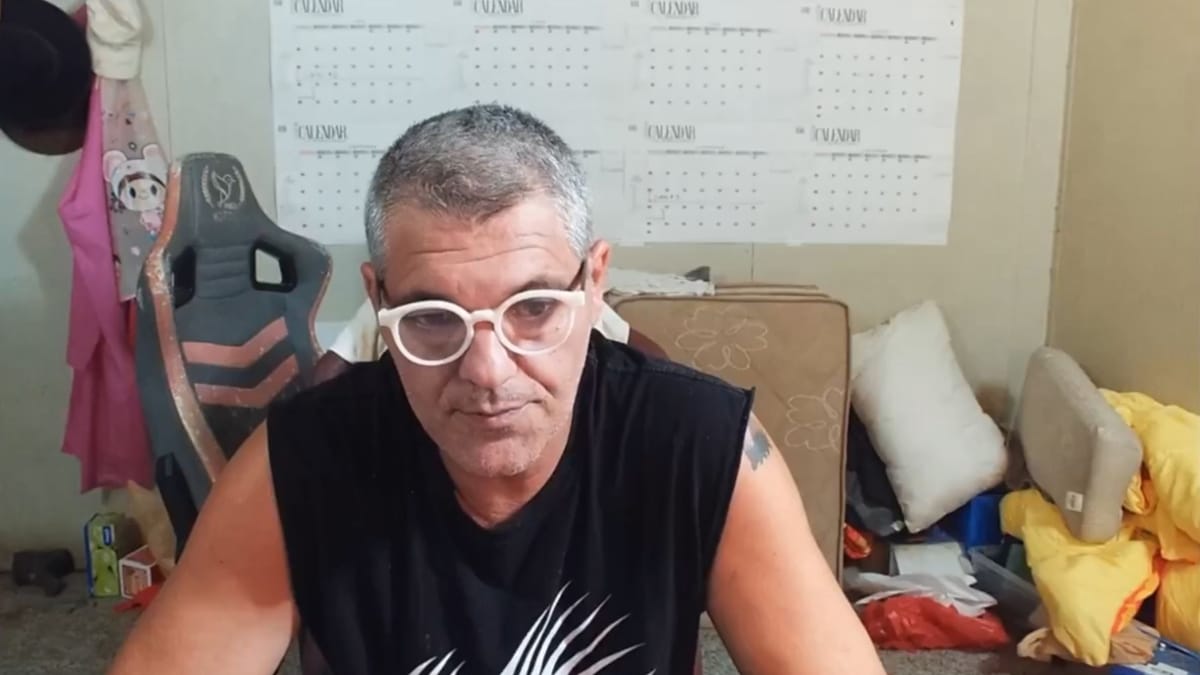 Frank Cuesta emitiendo el comunicado sobre su falsa enfermedad