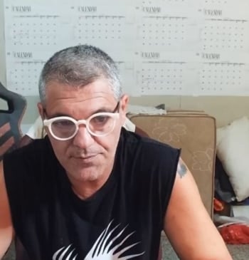Frank Cuesta emitiendo el comunicado sobre su falsa enfermedad