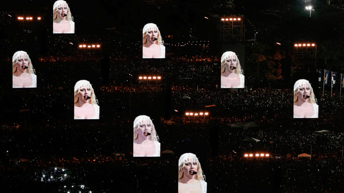 Lady Gaga proyectada en las pantallas instaladas para su macroconcierto en Copacabana, anoche en Río