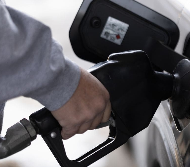 Así puedes saber si la gasolina de tu coche se ha mezclado con agua