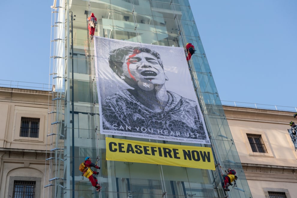 Escaladores de Greenpeace  despliegan una pancarta en el museo Reina Sofía de Madrid para pedir el alto el fuego inmediato en Gaza. 
