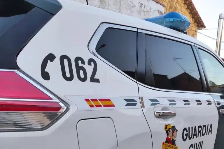 Hallan muerto a un hombre de 73 años bajo su coche en un camino de Soria