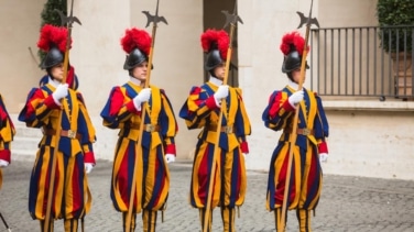 Por qué la Guardia Suiza se encarga de la seguridad del Papa en el Vaticano