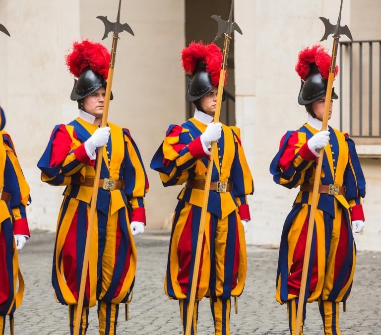 Por qué la Guardia Suiza se encarga de la seguridad del Papa en el Vaticano