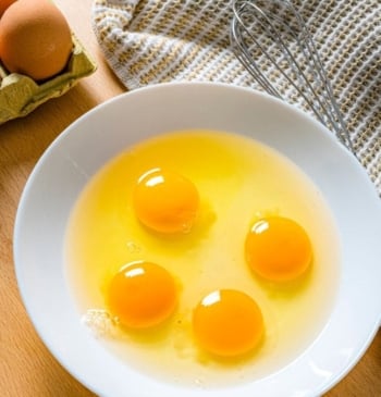 Nunca comas estos huevos si la clara tiene este color