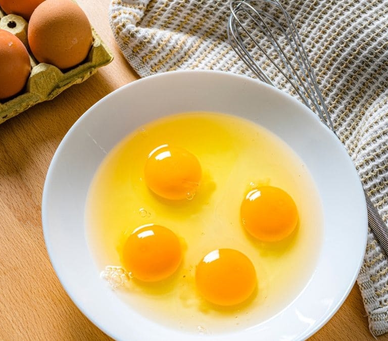 Nunca comas estos huevos si la clara tiene este color