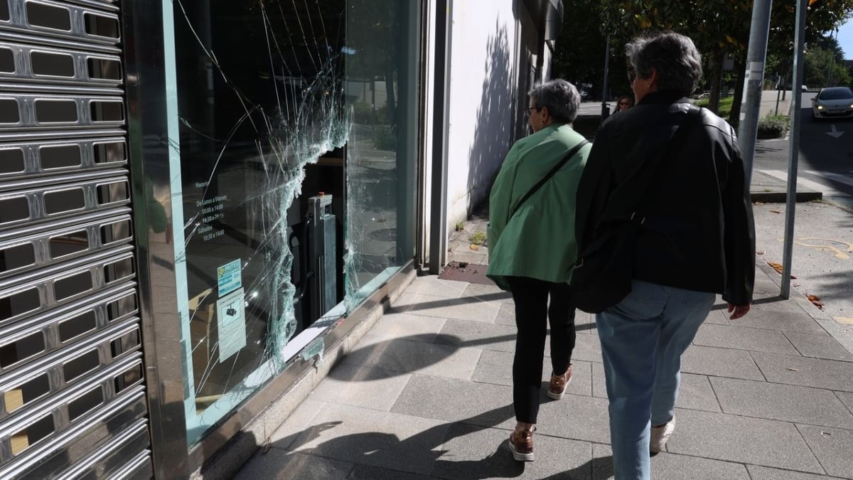 Asaltan tienda Apple en Santiago y roban valioso botín tras romper el cristal