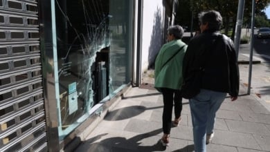 Asaltan tienda Apple en Santiago y roban valioso botín tras romper el cristal