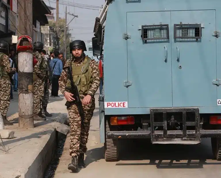India bombardea nueve presuntas bases terroristas de Pakistán
