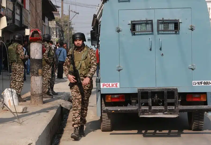 Fotografía de archivo de un soldado paramilitar indio patrullando cerca del centro de Srinagar, la capital de verano de Cachemira controlada por India.