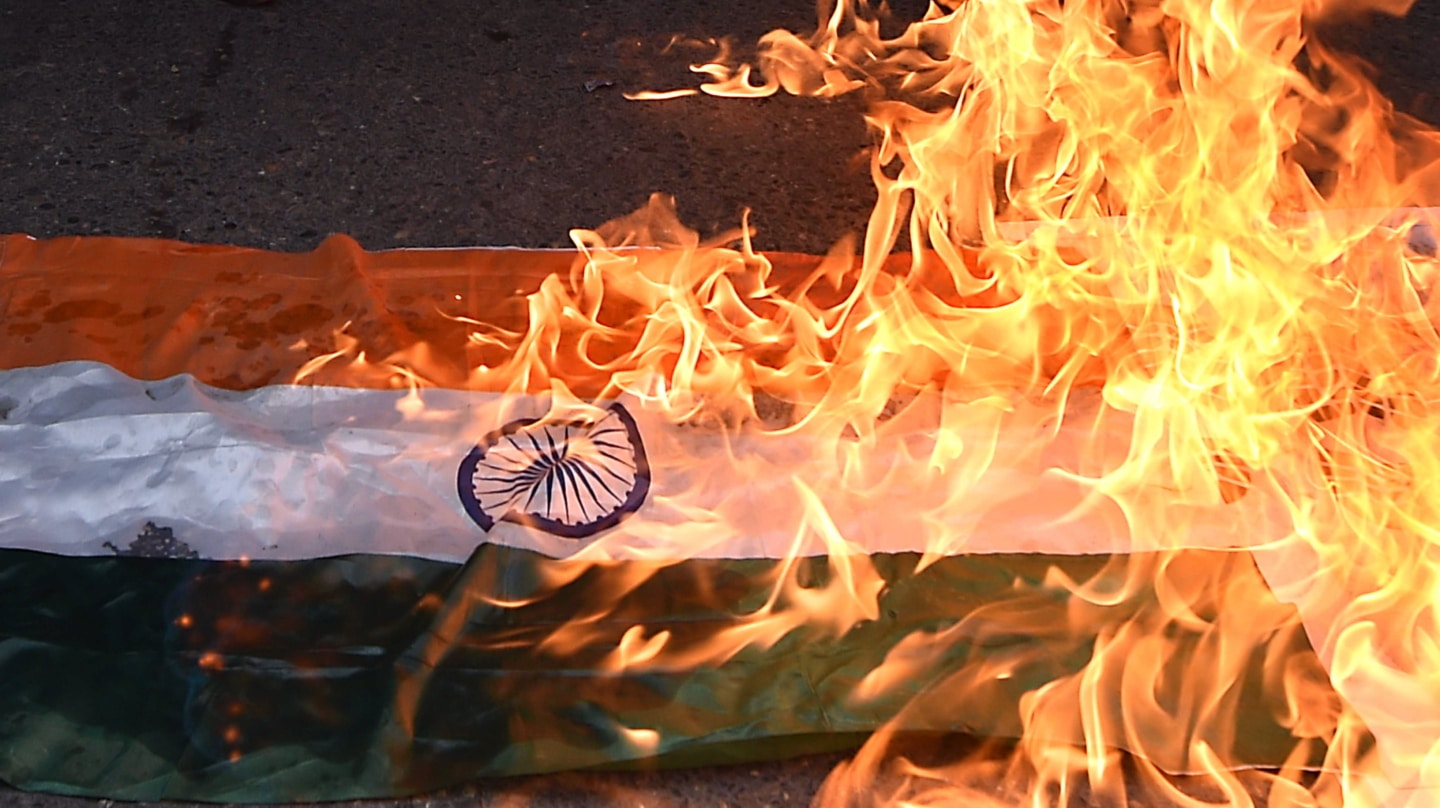 Quema de una bandera de India en Pakistán