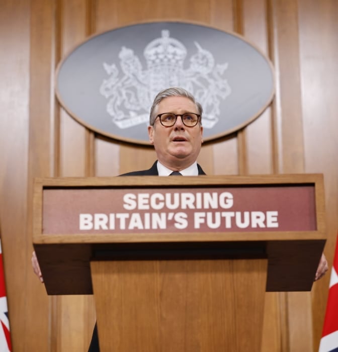 Los planes del laborista británico Starmer para "vaciar" su isla "de extraños"