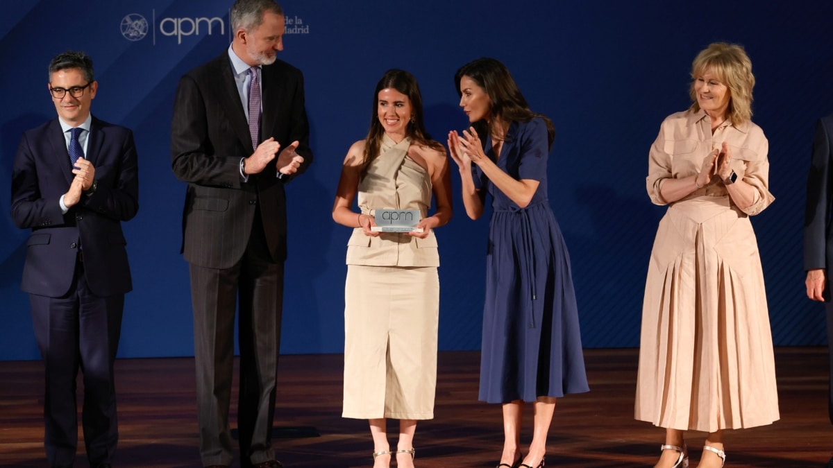 Los reyes Felipe y Letizia entregan a la priodista Irene Dorta (c) el premio APM al Periodista Joven del Año 2024