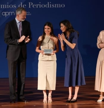 El Rey entrega el premio APM a Irene Dorta y reivindica la [...]