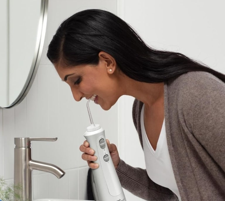 El sencillo truco para una limpieza bucal profunda cuesta menos de 50€ en Amazon